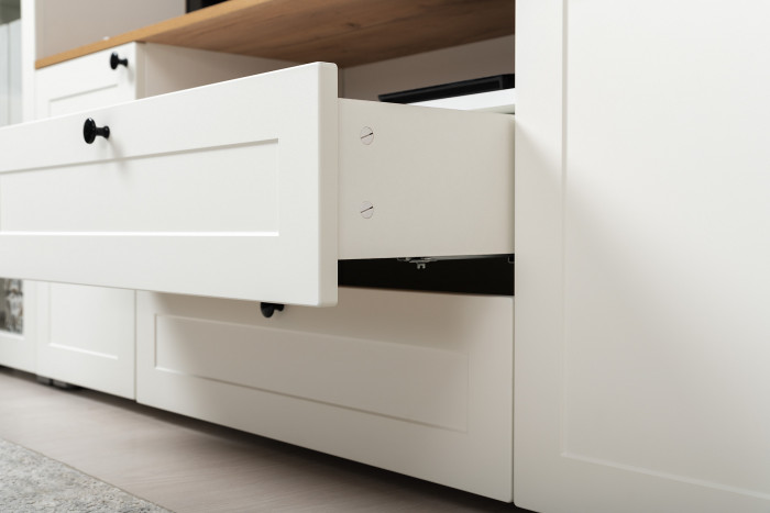 Остин 11.53 Кровать + ортопед + 16.47 Тумба под ТВ + 16.152 Тумба прикроватная, белый шагрень/дуб крафт золотой